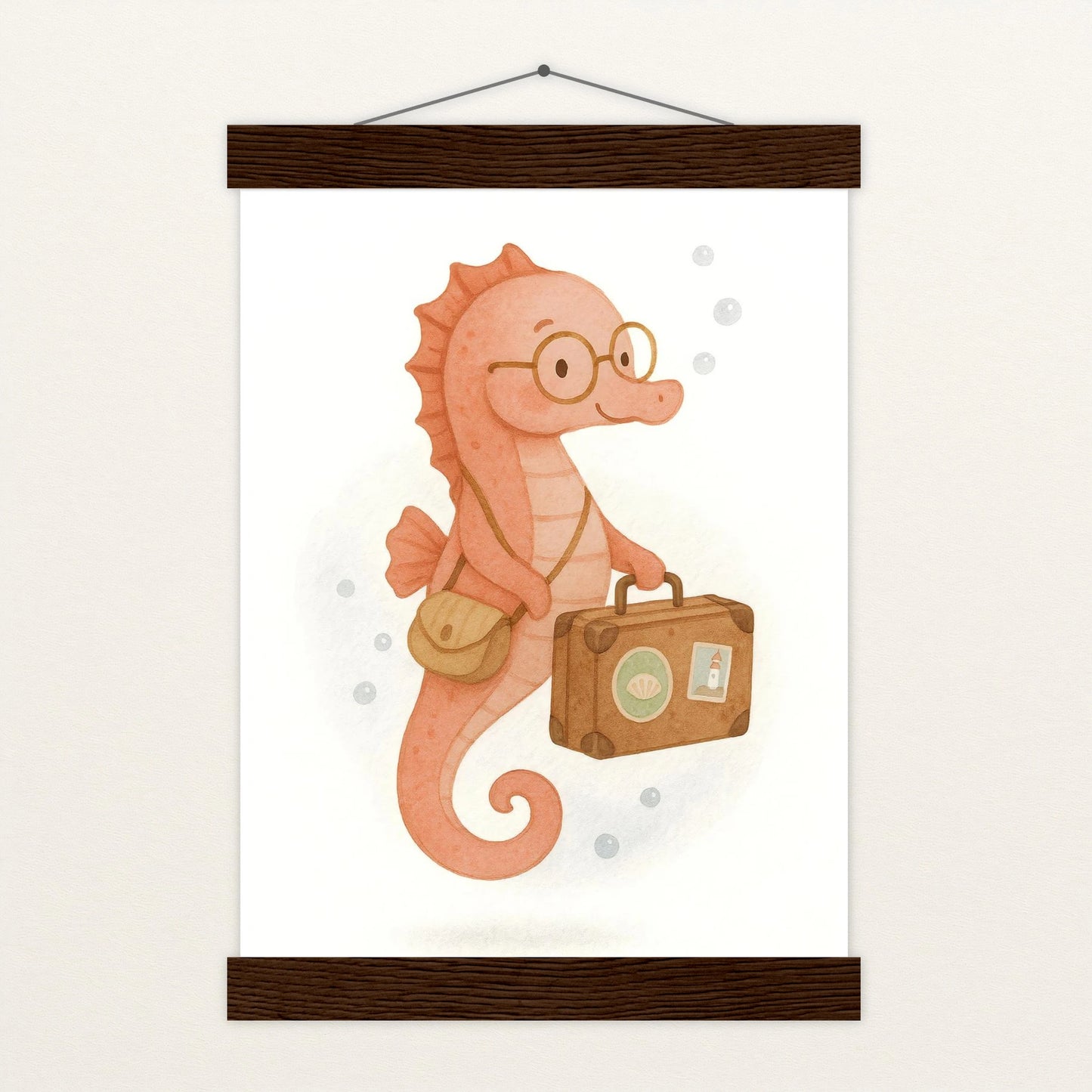 Suri das Seepferdchen - Motiv: "Reisen" Poster mit Leisten von tinylearner