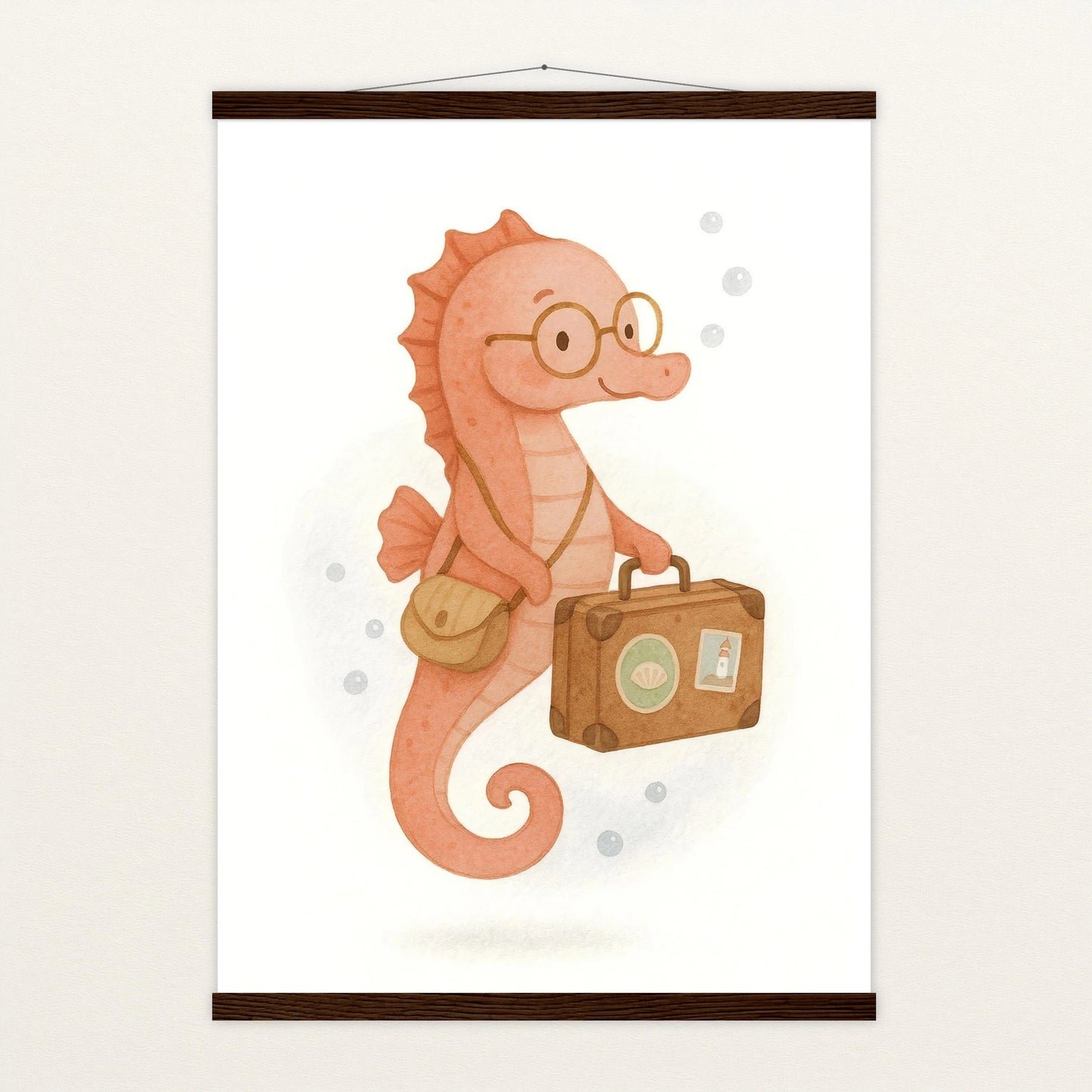 Suri das Seepferdchen - Motiv: "Reisen" Poster mit Leisten von tinylearner