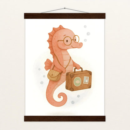 Suri das Seepferdchen - Motiv: "Reisen" Poster mit Leisten von tinylearner