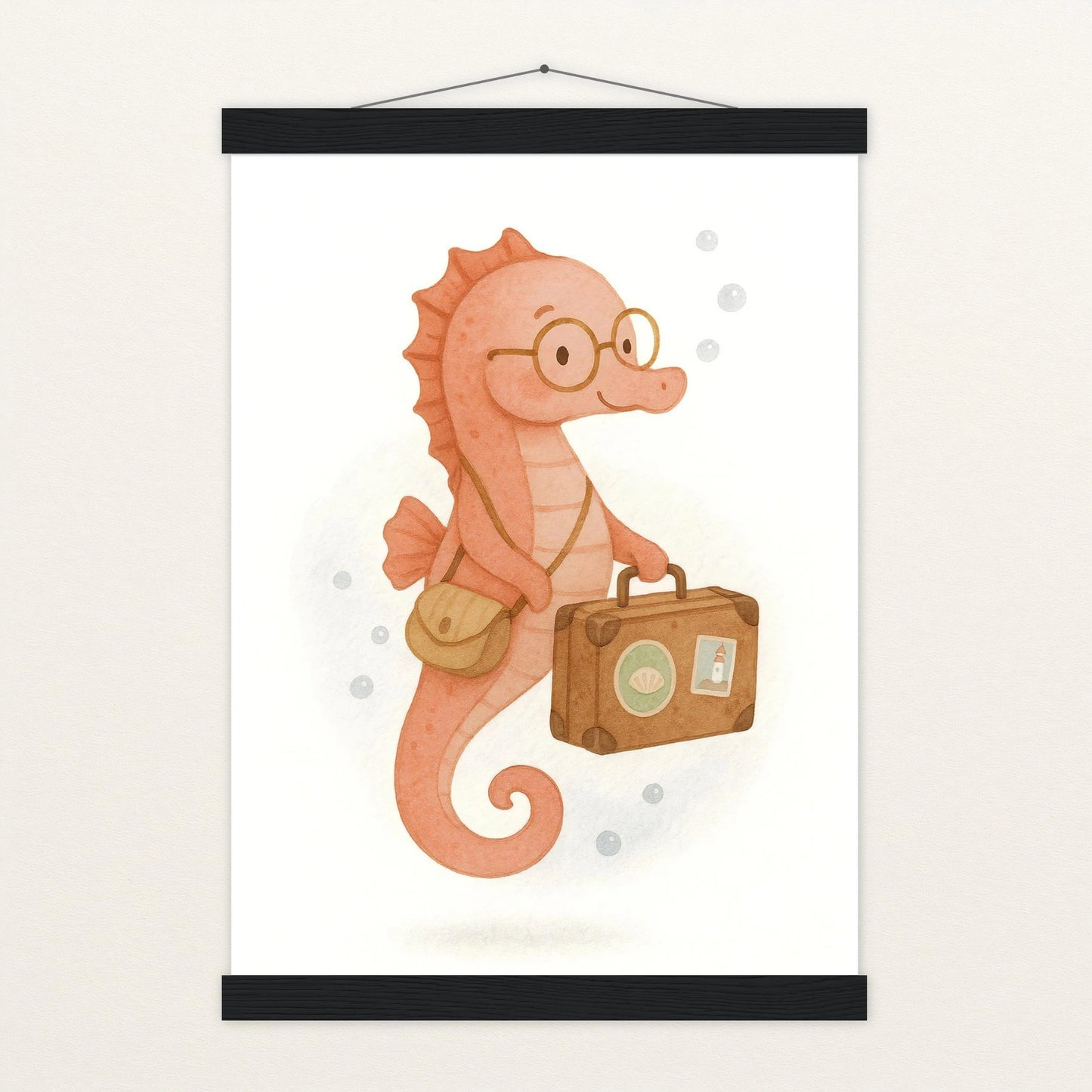 Suri das Seepferdchen - Motiv: "Reisen" Poster mit Leisten von tinylearner