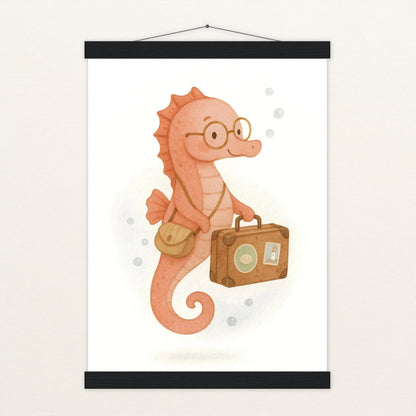 Suri das Seepferdchen - Motiv: "Reisen" Poster mit Leisten von tinylearner