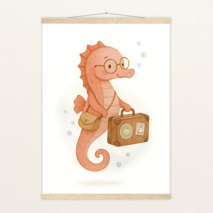 Suri das Seepferdchen - Motiv: "Reisen" Poster mit Leisten von tinylearner