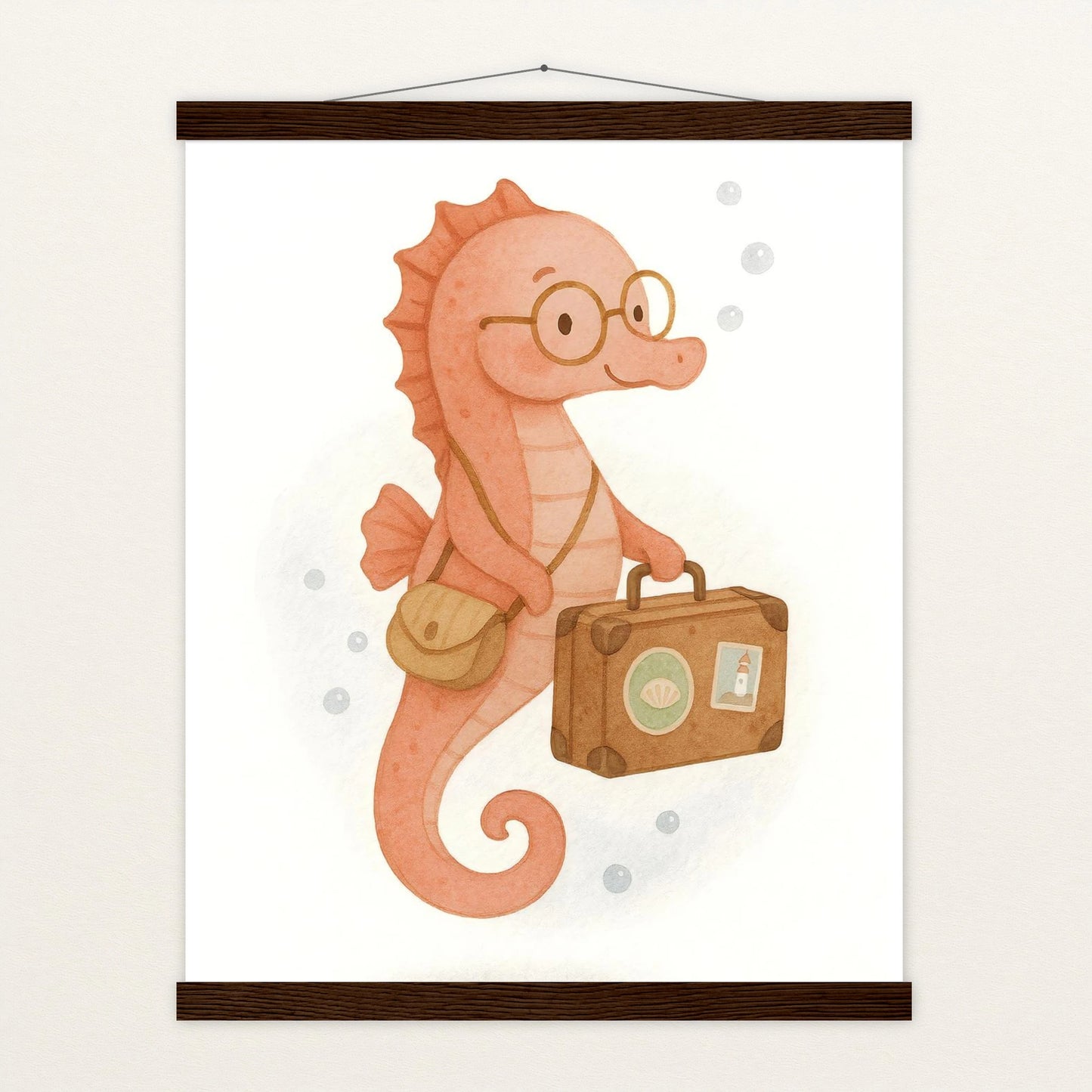 Suri das Seepferdchen - Motiv: "Reisen" Poster mit Leisten von tinylearner