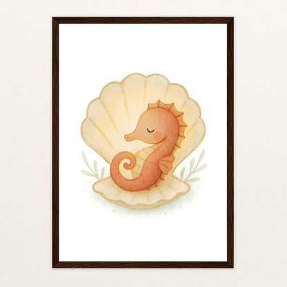 Suri das Seepferdchen - Motiv: "Muschel" Poster mit Holzrahmen von tinylearner