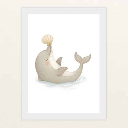 Dora der Delfin - Motiv: "Muschel" Poster mit Holzrahmen von tinylearner