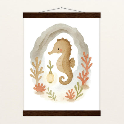 Suri das Seepferdchen - Motiv: "Höhle" Poster mit Leisten von tinylearner