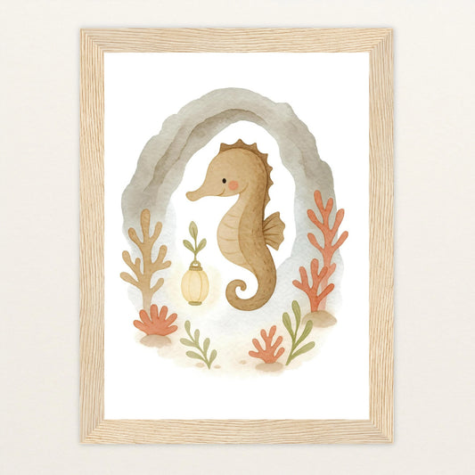 Suri das Seepferdchen - Motiv: "Höhle" Poster mit Holzrahmen von tinylearner